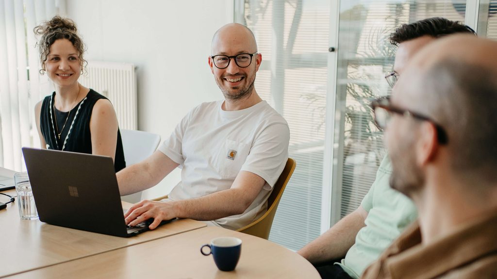 Medewerkers Noeste IJver overleggen een strategie.