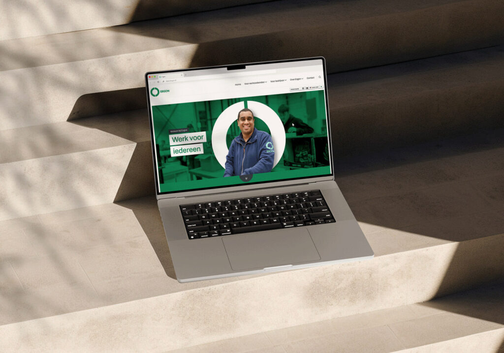 Laptop op een trap met in het beeldscherm de nieuwe website van Ergon.